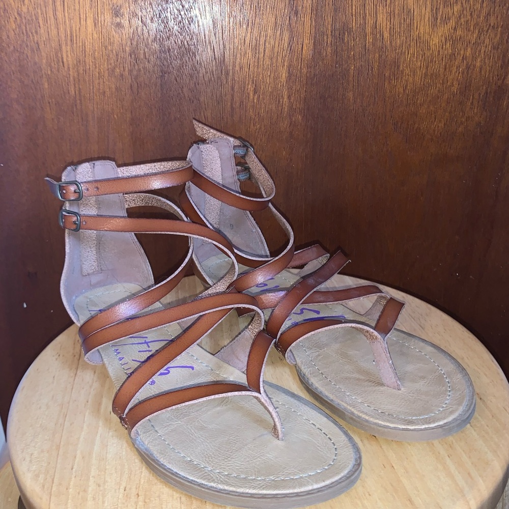 Brown faux leather sandals !